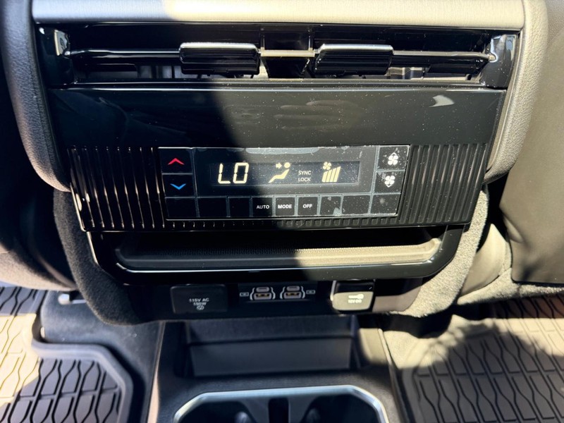 Jeep Grand Wagoneer Vehicle Full-screen Gallery Image 12