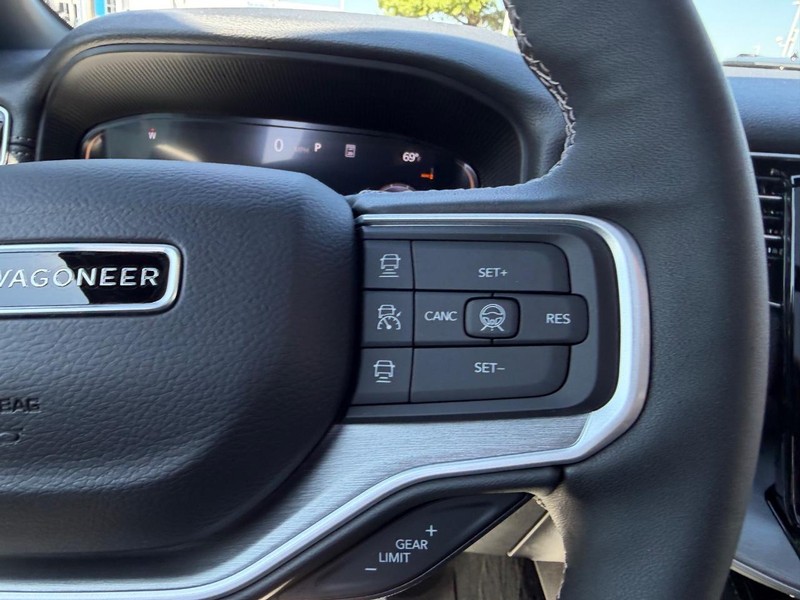 Jeep Grand Wagoneer Vehicle Full-screen Gallery Image 16
