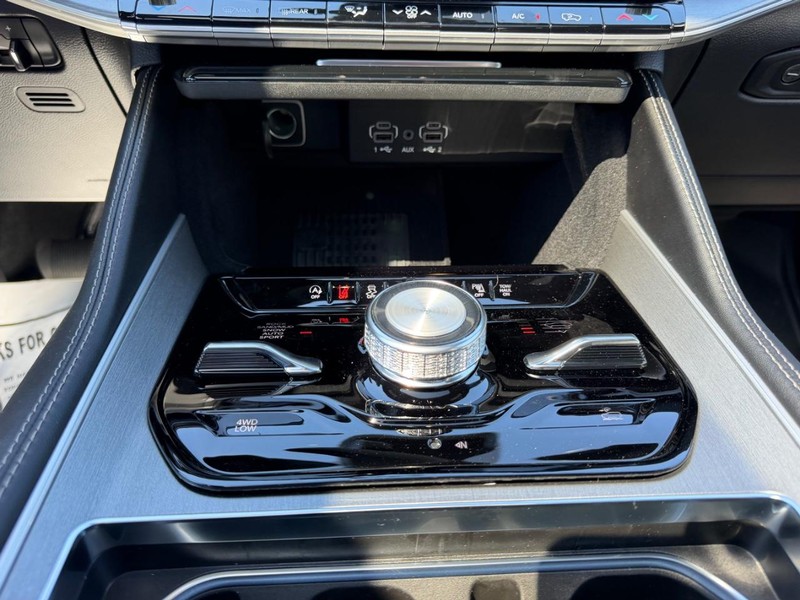 Jeep Grand Wagoneer Vehicle Full-screen Gallery Image 19