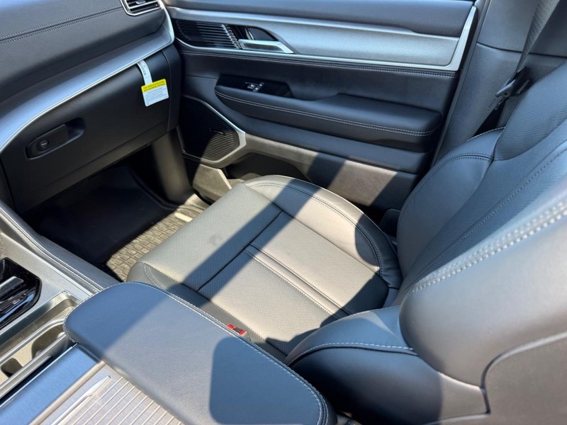 Jeep Grand Wagoneer Vehicle Full-screen Gallery Image 20