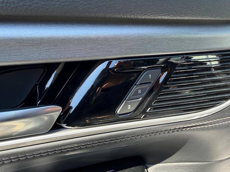 Jeep Grand Wagoneer Vehicle Full-screen Gallery Image 22