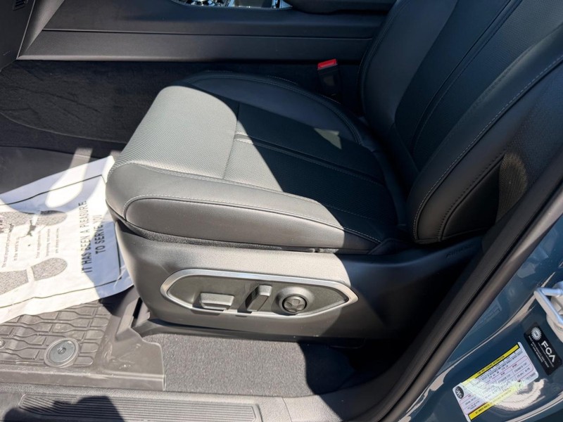 Jeep Grand Wagoneer Vehicle Full-screen Gallery Image 23