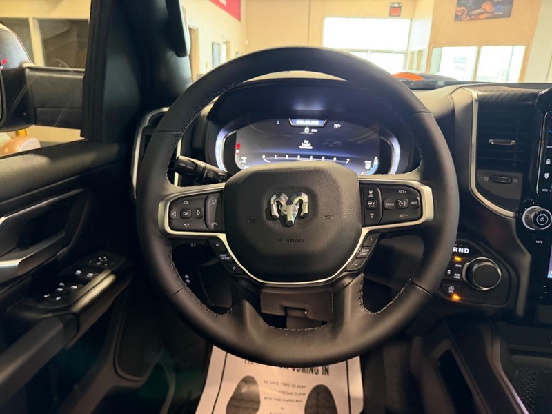 Ram 1500 Vehicle Full-screen Gallery Image 12