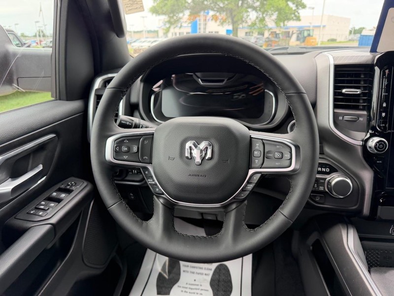 Ram 1500 Vehicle Full-screen Gallery Image 10