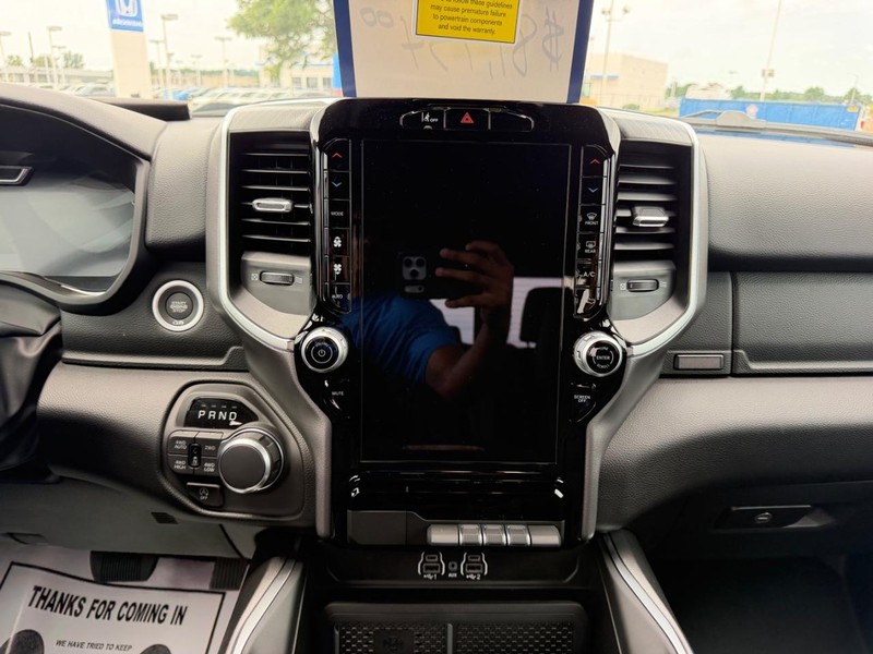 Ram 1500 Vehicle Full-screen Gallery Image 14