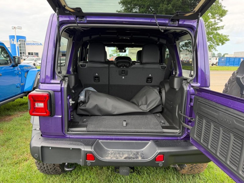 Jeep Wrangler Vehicle Full-screen Gallery Image 7
