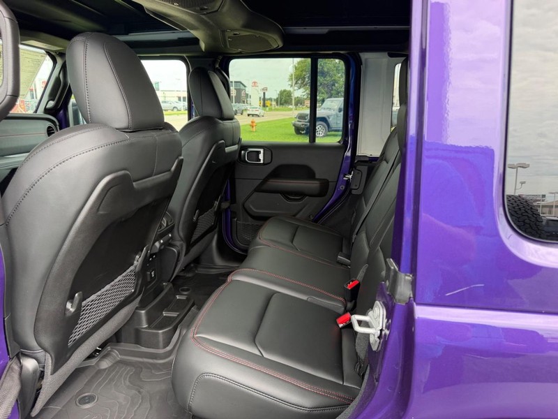 Jeep Wrangler Vehicle Full-screen Gallery Image 9
