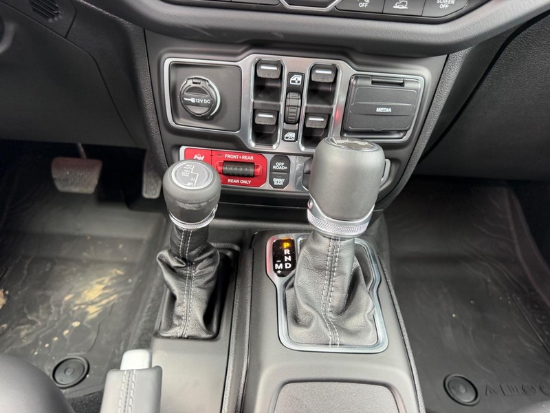 Jeep Wrangler Vehicle Full-screen Gallery Image 16