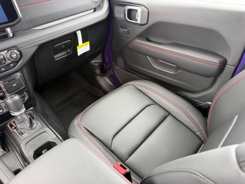 Jeep Wrangler Vehicle Full-screen Gallery Image 17