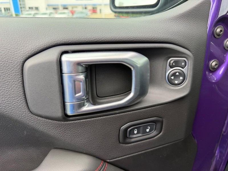 Jeep Wrangler Vehicle Full-screen Gallery Image 18
