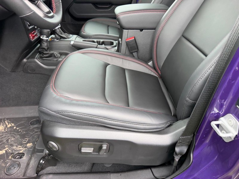 Jeep Wrangler Vehicle Full-screen Gallery Image 19