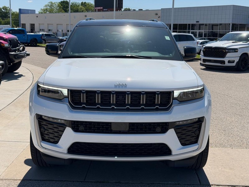 Jeep Grand Cherokee L Vehicle Full-screen Gallery Image 2