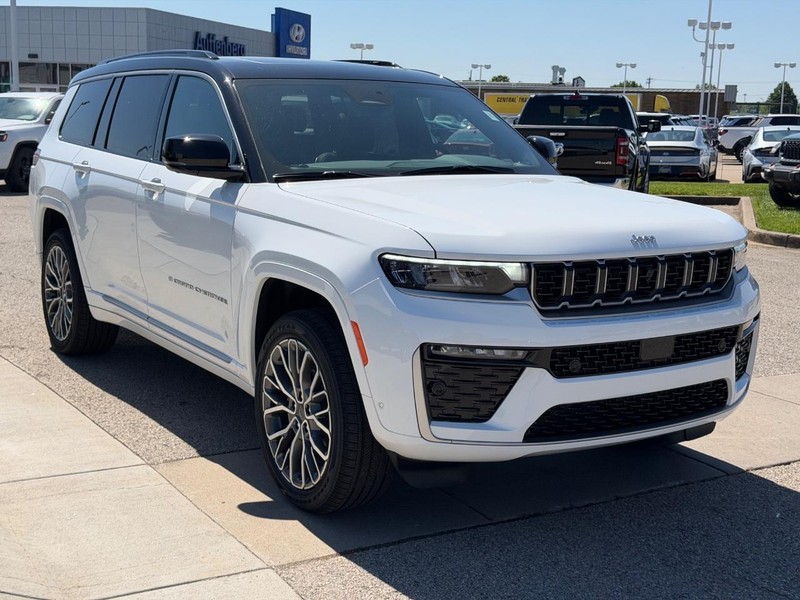 Jeep Grand Cherokee L Vehicle Full-screen Gallery Image 3