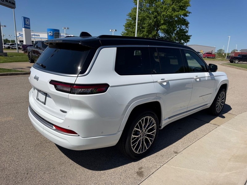 Jeep Grand Cherokee L Vehicle Full-screen Gallery Image 4