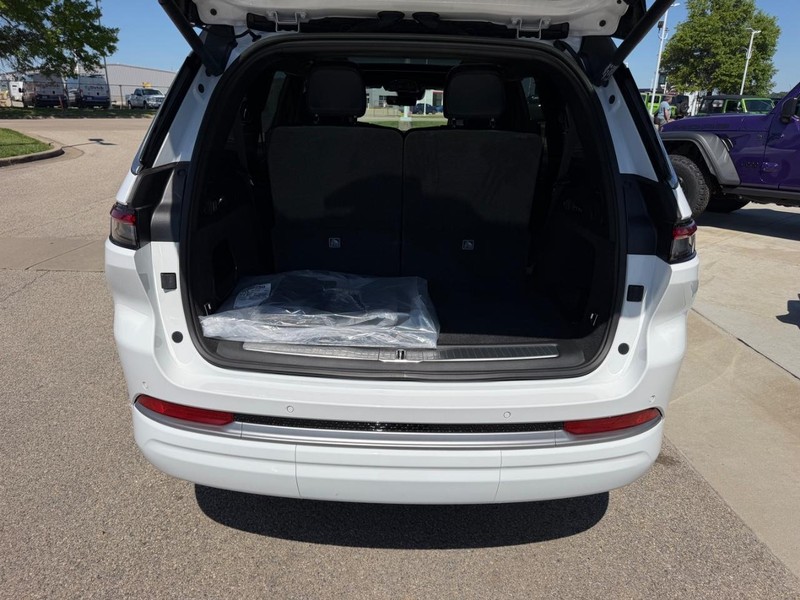 Jeep Grand Cherokee L Vehicle Full-screen Gallery Image 6