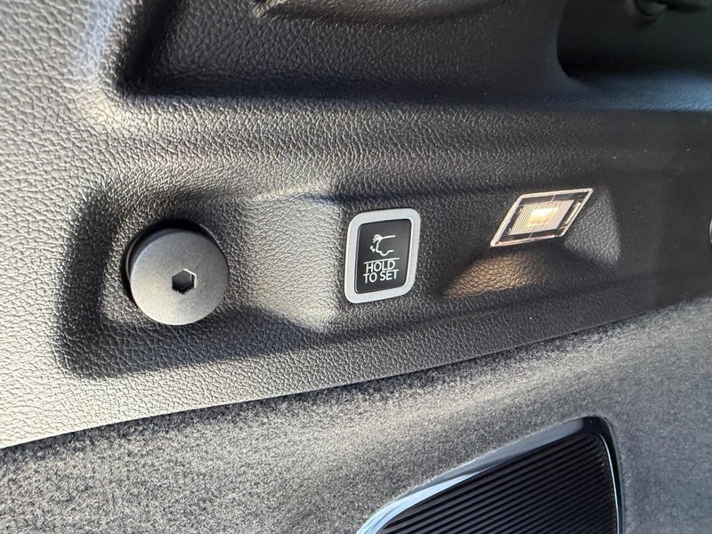Jeep Grand Cherokee L Vehicle Full-screen Gallery Image 7