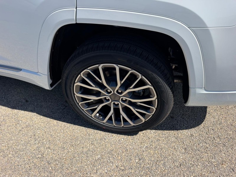 Jeep Grand Cherokee L Vehicle Full-screen Gallery Image 8