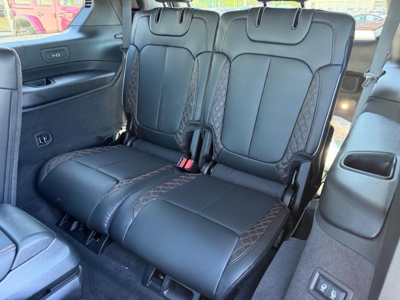 Jeep Grand Cherokee L Vehicle Full-screen Gallery Image 9