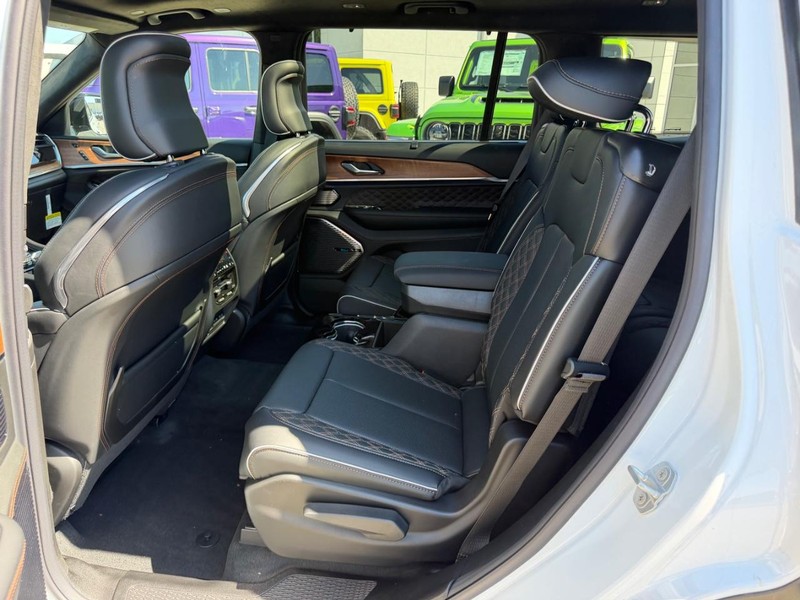 Jeep Grand Cherokee L Vehicle Full-screen Gallery Image 10