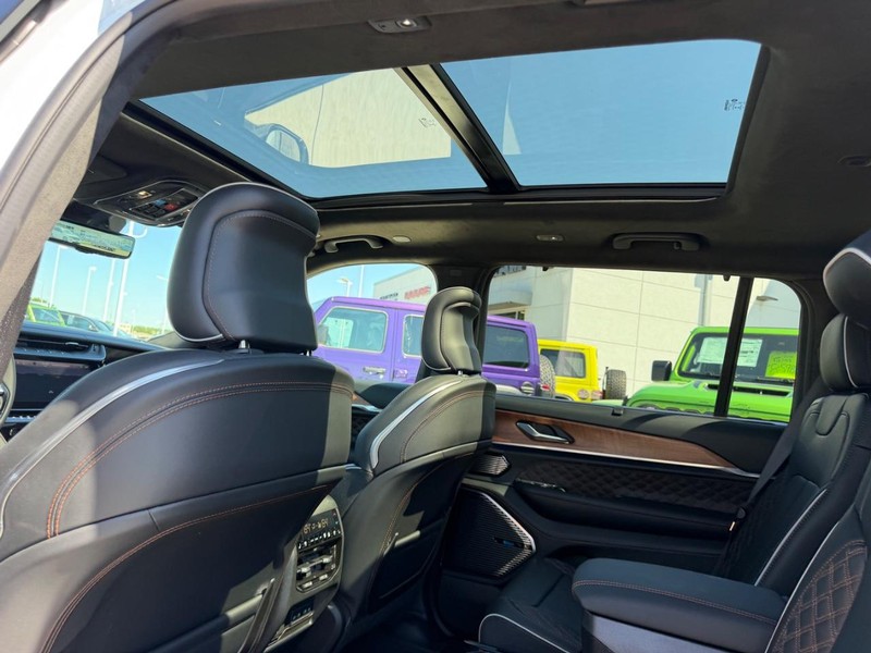 Jeep Grand Cherokee L Vehicle Full-screen Gallery Image 11