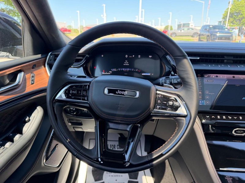 Jeep Grand Cherokee L Vehicle Full-screen Gallery Image 14