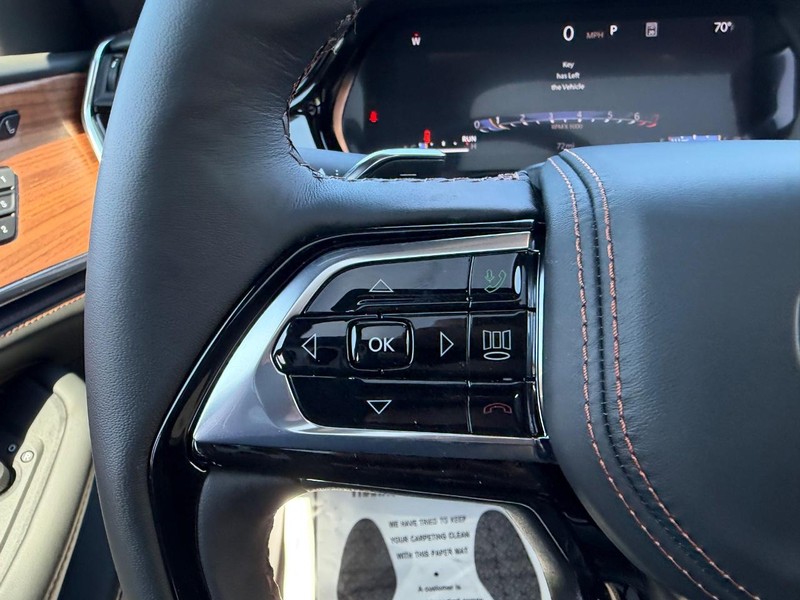 Jeep Grand Cherokee L Vehicle Full-screen Gallery Image 15