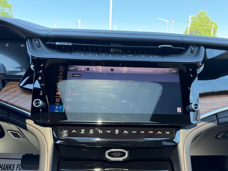 Jeep Grand Cherokee L Vehicle Full-screen Gallery Image 17