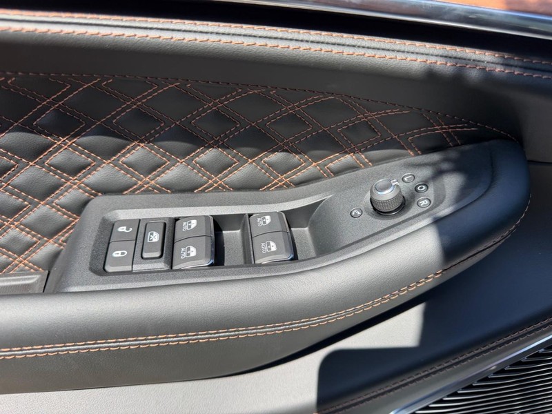 Jeep Grand Cherokee L Vehicle Full-screen Gallery Image 21