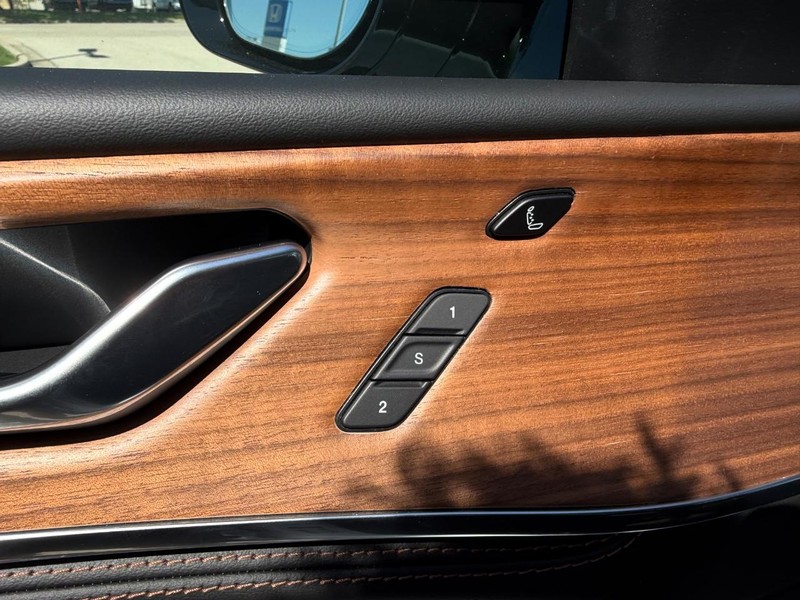 Jeep Grand Cherokee L Vehicle Full-screen Gallery Image 22