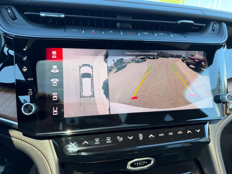 Jeep Grand Cherokee L Vehicle Full-screen Gallery Image 25
