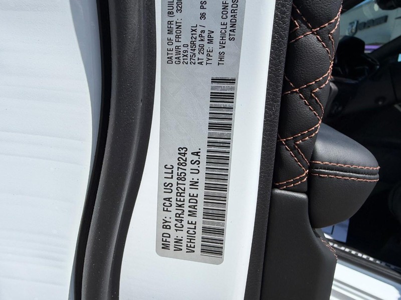 Jeep Grand Cherokee L Vehicle Full-screen Gallery Image 26