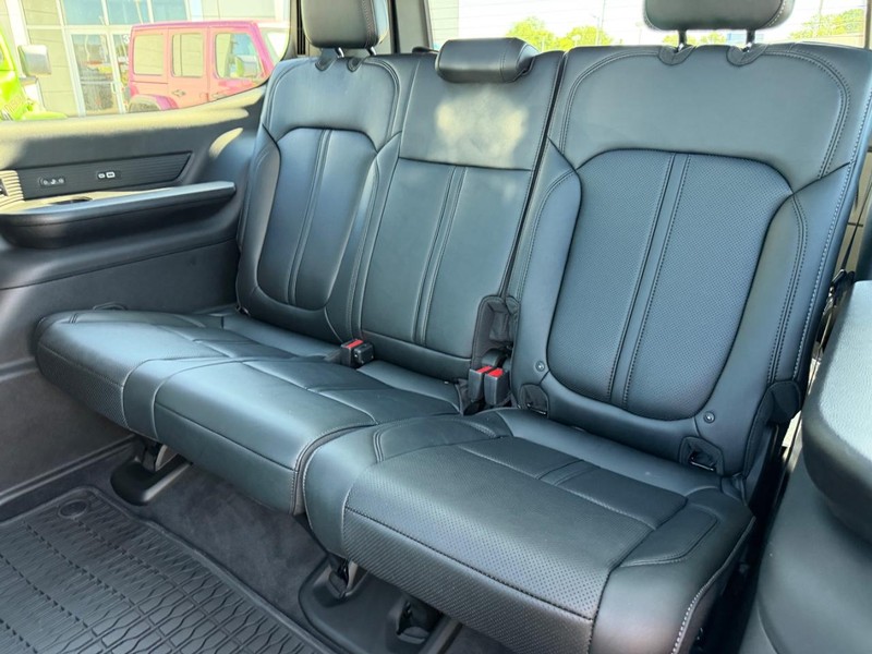 Jeep Grand Wagoneer Vehicle Full-screen Gallery Image 9