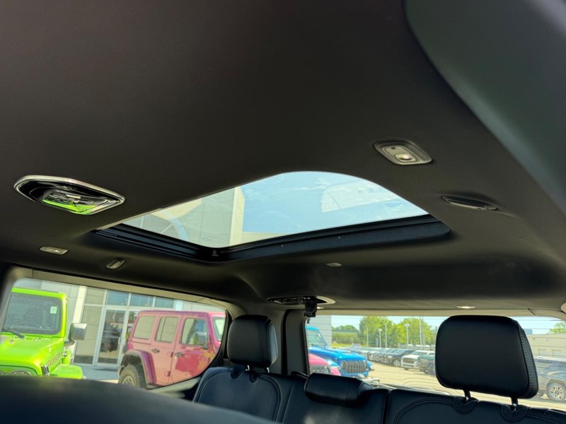 Jeep Grand Wagoneer Vehicle Full-screen Gallery Image 10