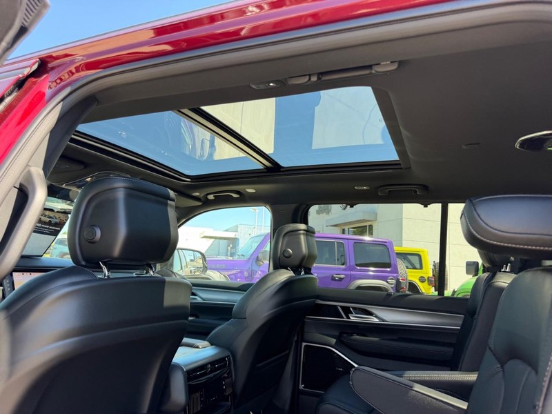 Jeep Grand Wagoneer Vehicle Full-screen Gallery Image 12