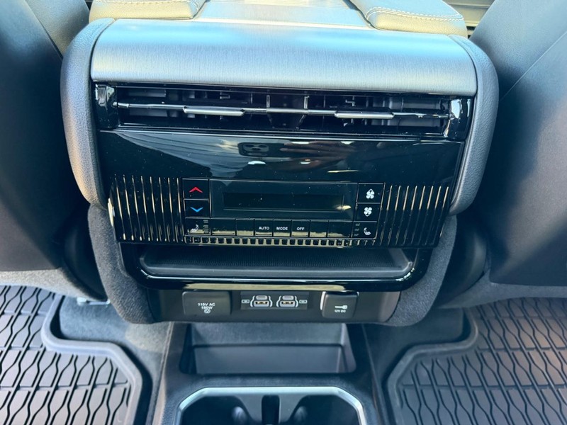 Jeep Grand Wagoneer Vehicle Full-screen Gallery Image 13