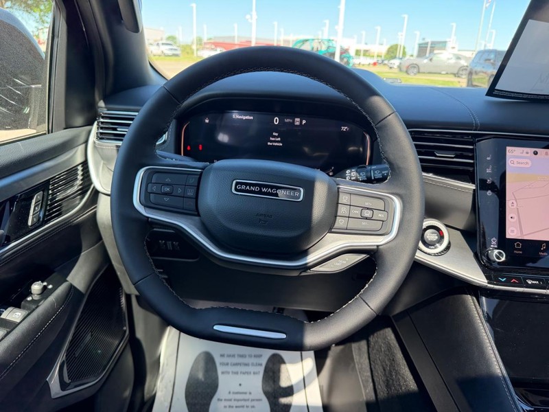 Jeep Grand Wagoneer Vehicle Full-screen Gallery Image 15