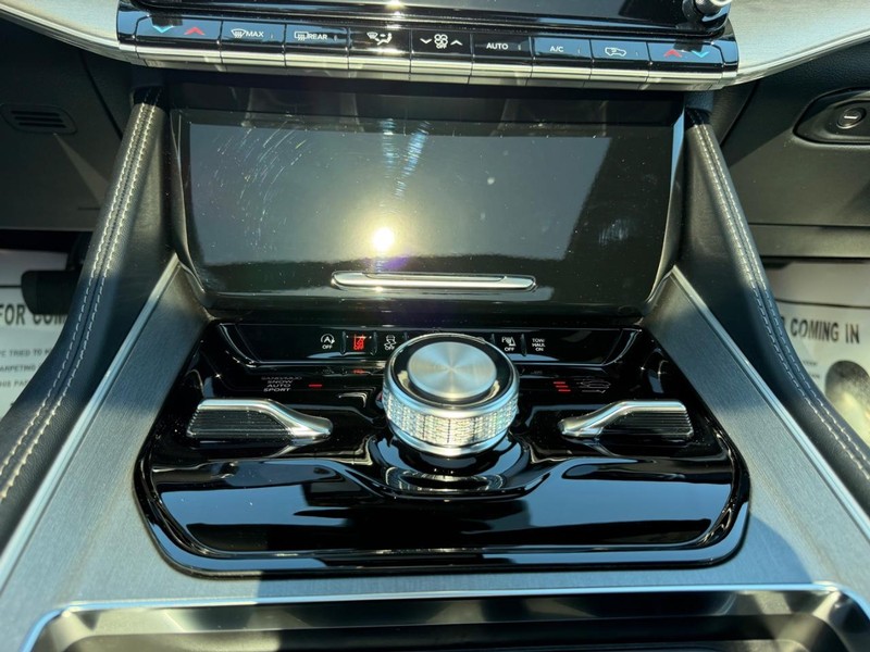 Jeep Grand Wagoneer Vehicle Full-screen Gallery Image 20