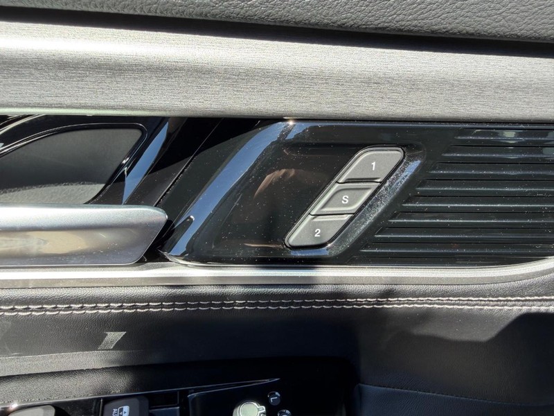 Jeep Grand Wagoneer Vehicle Full-screen Gallery Image 23