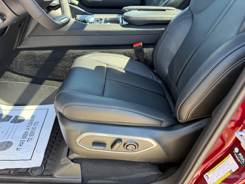 Jeep Grand Wagoneer Vehicle Full-screen Gallery Image 24