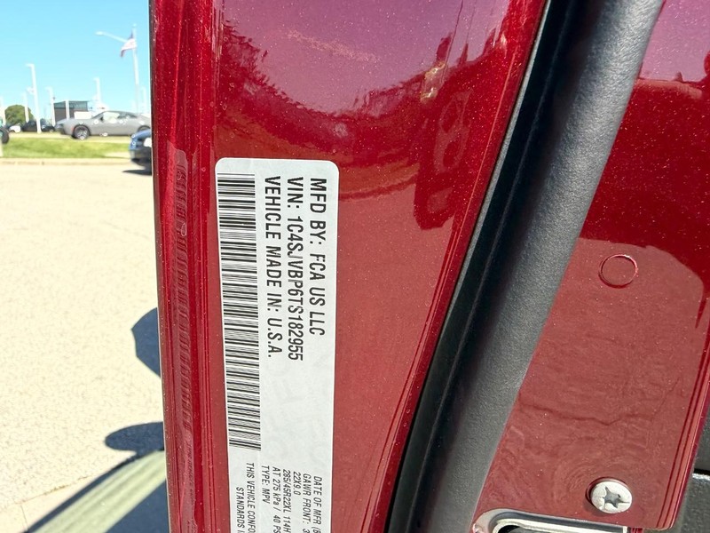 Jeep Grand Wagoneer Vehicle Full-screen Gallery Image 27