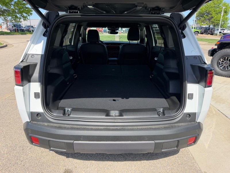 Jeep Cherokee Vehicle Full-screen Gallery Image 6