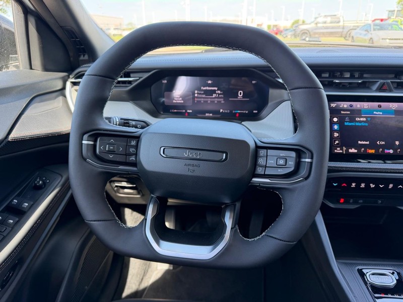 Jeep Cherokee Vehicle Full-screen Gallery Image 11