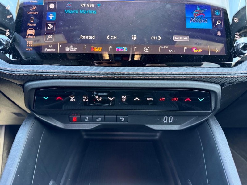 Jeep Cherokee Vehicle Full-screen Gallery Image 15