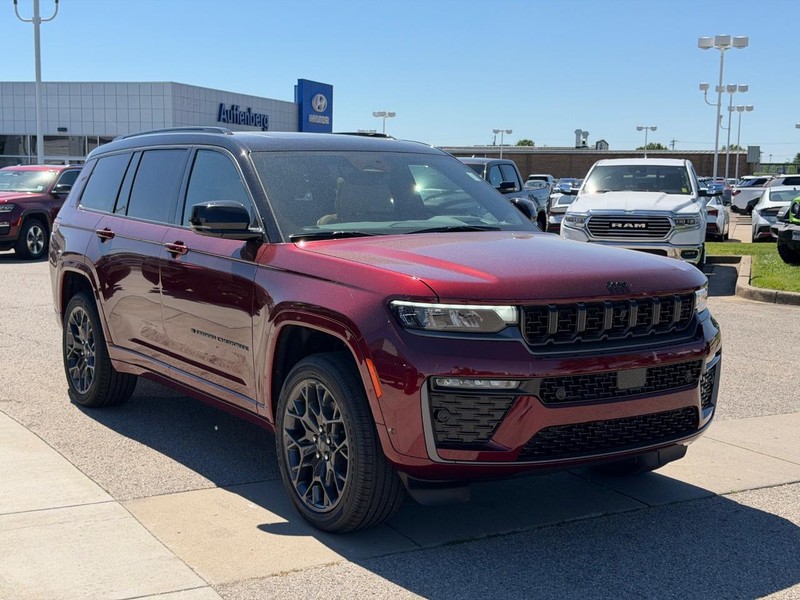 Jeep Grand Cherokee L Vehicle Full-screen Gallery Image 3