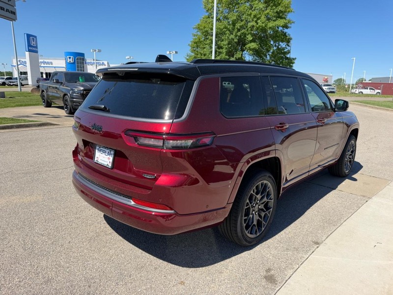 Jeep Grand Cherokee L Vehicle Full-screen Gallery Image 4