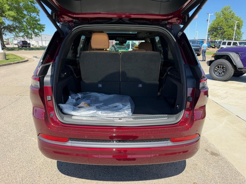 Jeep Grand Cherokee L Vehicle Full-screen Gallery Image 6