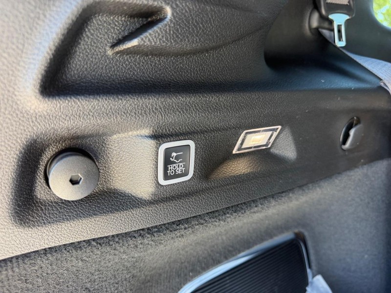Jeep Grand Cherokee L Vehicle Full-screen Gallery Image 7