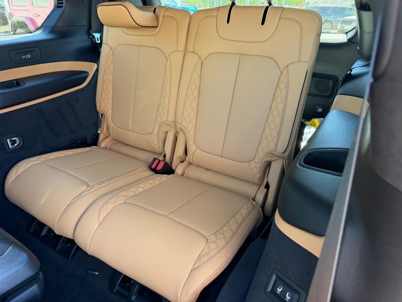 Jeep Grand Cherokee L Vehicle Full-screen Gallery Image 9