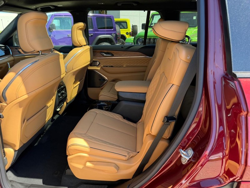 Jeep Grand Cherokee L Vehicle Full-screen Gallery Image 10