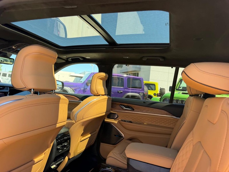 Jeep Grand Cherokee L Vehicle Full-screen Gallery Image 11